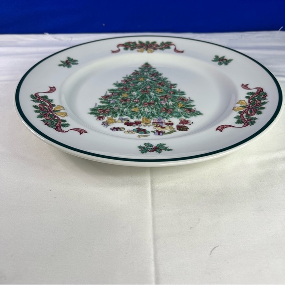 Johnson Brothers Bros 10 1/4" Victorian Christmas Dinner Plates England each - Picture 3 of 5